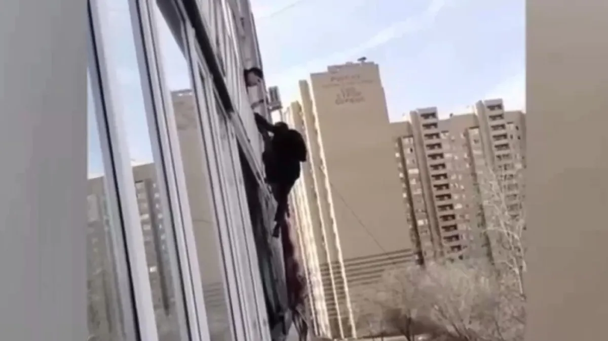 Pokušao se spustiti niz zgradu pomoću plahti i pao sa šestog kata: Kasnio je na posao!