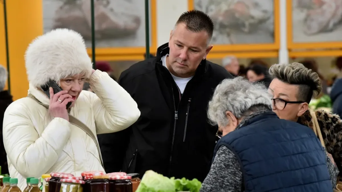 Dama u bijeloj jakni i bijeloj šubari zadominirala varažinskom tržnicom