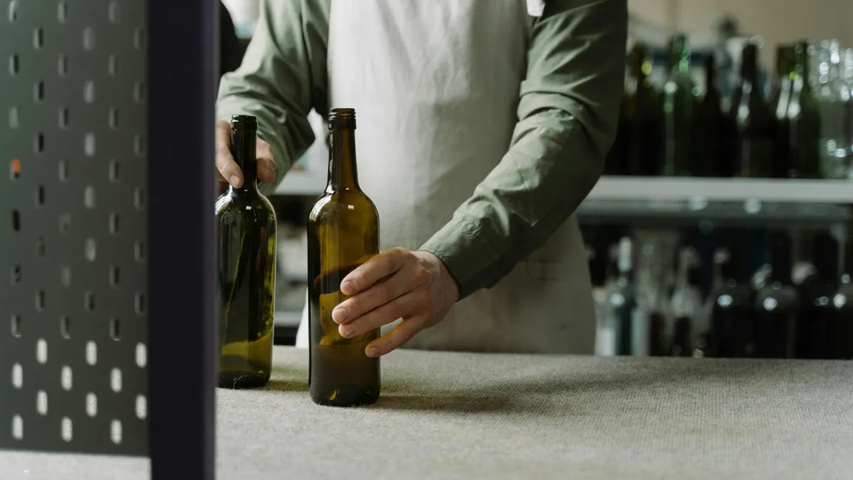 Prestanite bacati prazne boce vina: Malo ljudi zna da od njih možete ovo napraviti