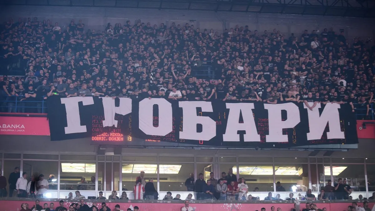 Navijački kaos na parketu i tribinama: Derbi Zvezde i Partizana izmakao kontroli