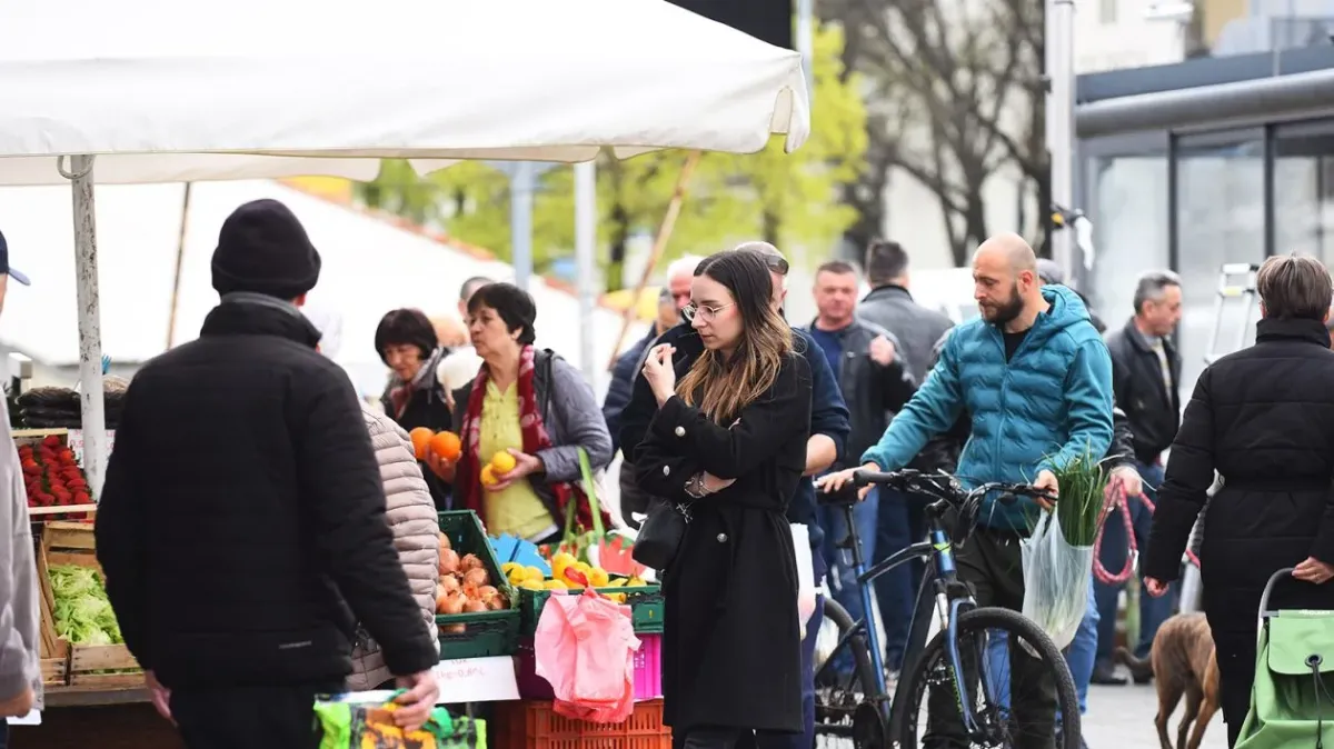 Kakav prizor: Lijepa brineta prošetala karlovačkom tržnicom koja uoči Uskrsa vrvi životom