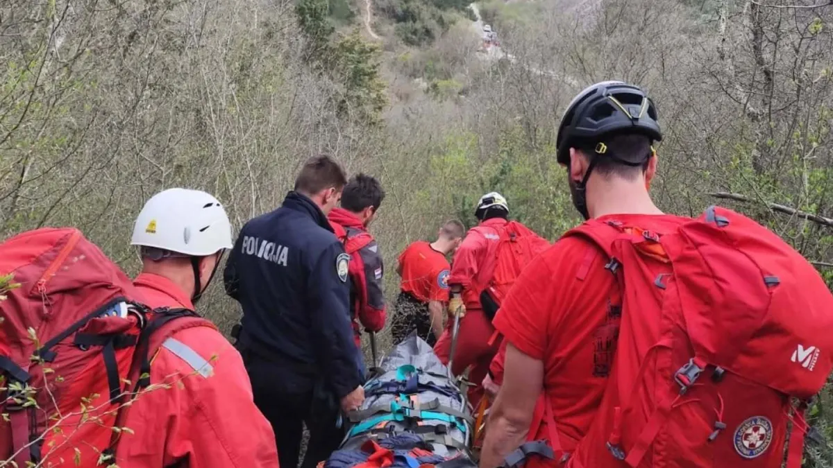 Stranci se spuštali zip-lineom pa udarili u stijenu! HGSS objavio slike spašavanja
