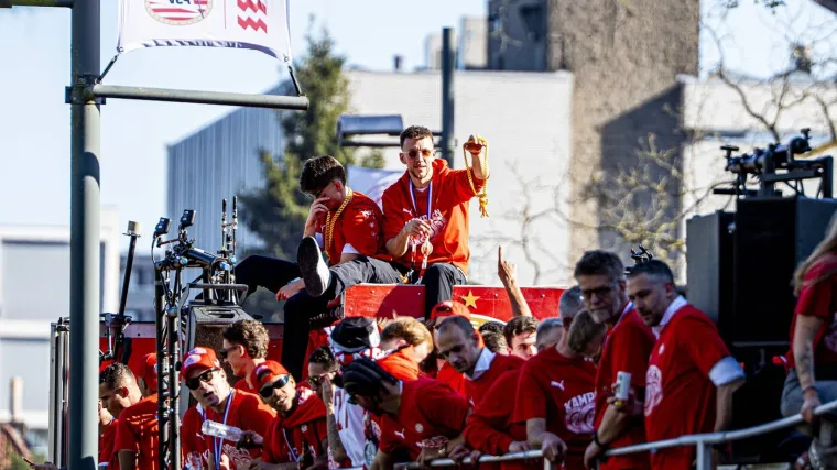 Legendarni Vatreni s pivom u rukama predvodio slavlje tisuće navijača na ulicama