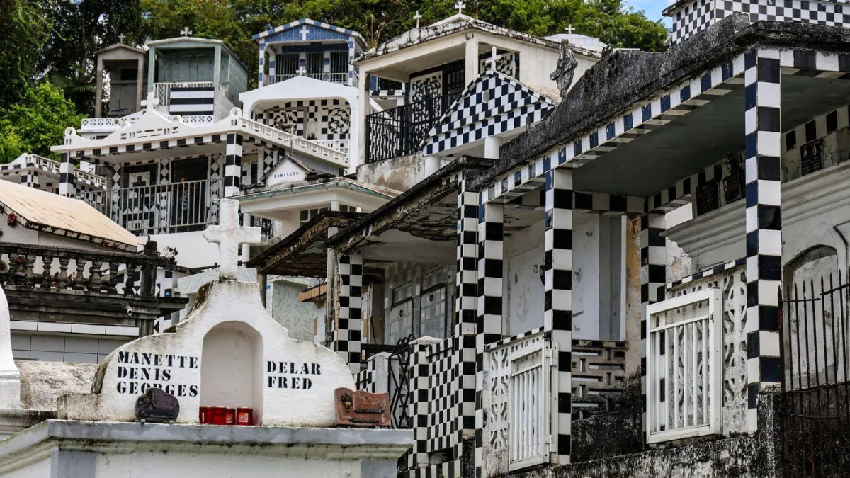 Crno-bijeli motivi i danas izazivaju znatiželju: Jedinstveno groblje privlači brojne turiste