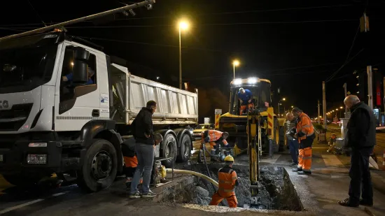 Nevjerojatni prizori iz Zagreba: Pukla cijev na važnom raskrižju, sve je poplavljeno!