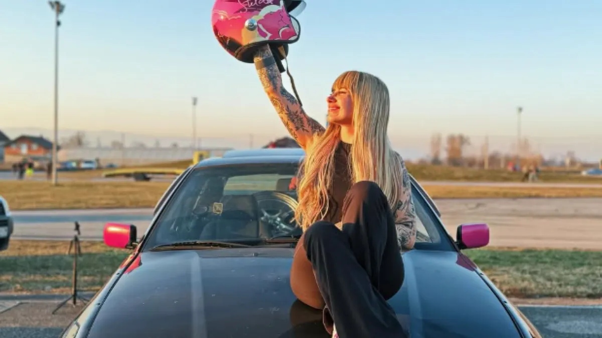 Poznata pjevačica svira harmoniku i voli brze automobile: 'Govore što ću ja u utrkama'