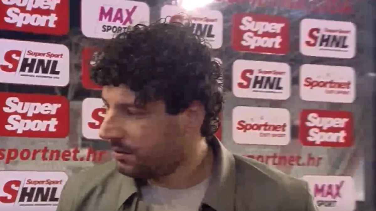 Trener Carević daje izjavu, a reklamni pano samo je 'odšetao'