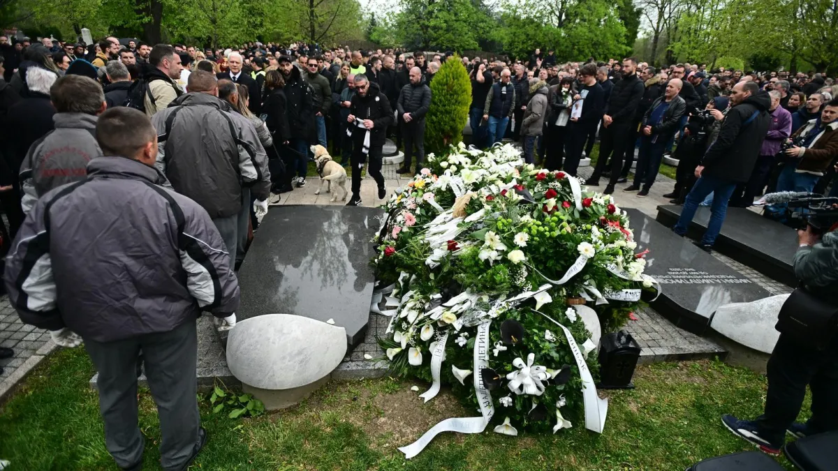 Brojni poznati se oprostili od Duška Vujoševića uz stihove hrvatske dive