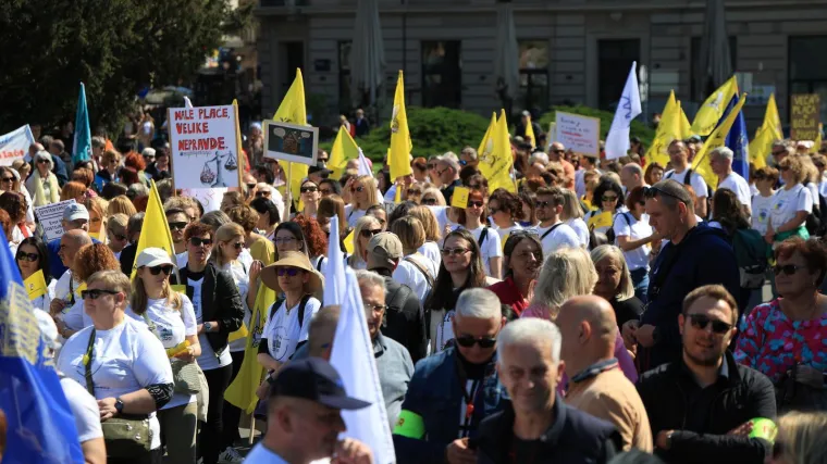 Tisuće Hrvata na prosvjedu, pogledajte njihove transparente: 'Moja mirovina je crkavica'