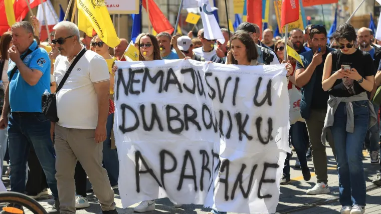 Tisuće Hrvata na prosvjedu, pogledajte &scaron;to su sve poručili Plenkoviću