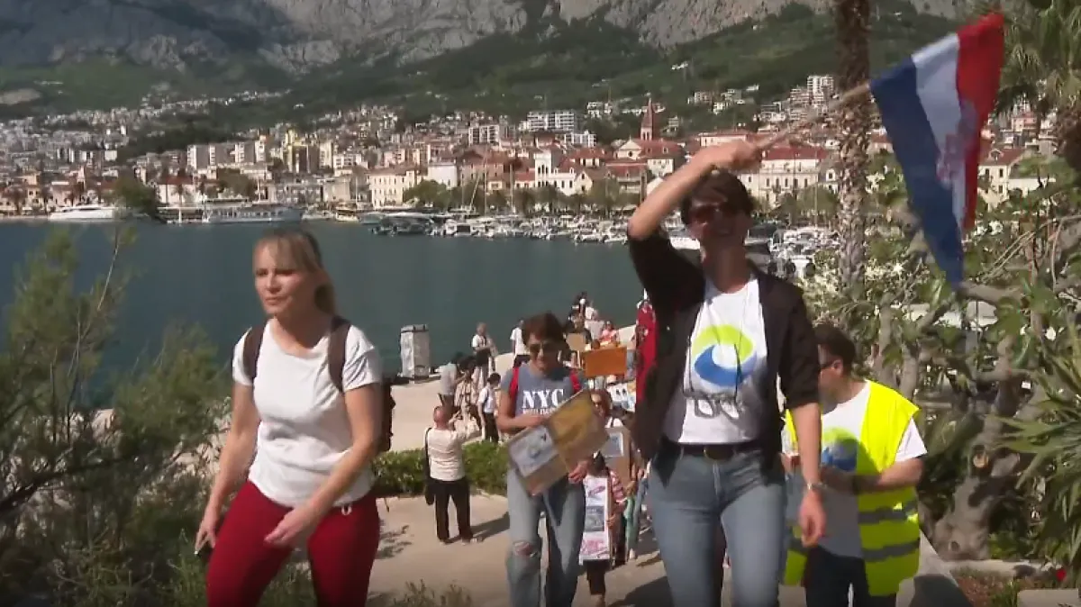 Drama u Makarskoj! Građani brane šumu od 'uređenja' staze, ali bageri su već stigli