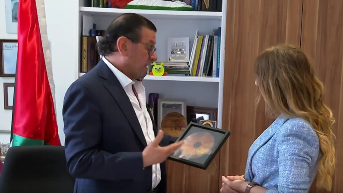 Palestinski diplomat koji ruši pravila: Službeni vozač je žena, a vrt ga spašava od politike