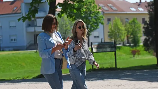 Dama koja nije pro&scaron;la nezapaženo: Svi su se okretali za plavu&scaron;om s promenade