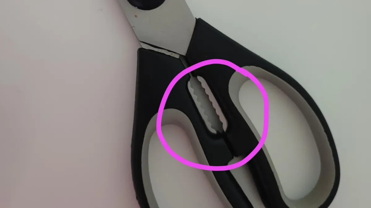 Znate li čemu služe ovi zubići na škarama? Čudesno koliko ljudi nema pojma koja im je svrha