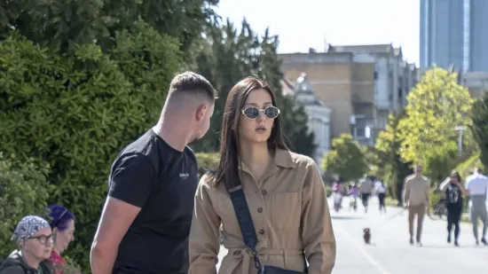 Kad se pojavi ovakva brineta, sve ostalo pada u drugi plan: Lijepa legica ukrala show