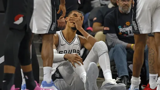 NBA zvijezda doživjela morbidnu ozljedu: Glavom udario o parket pa hitno napustio utakmicu