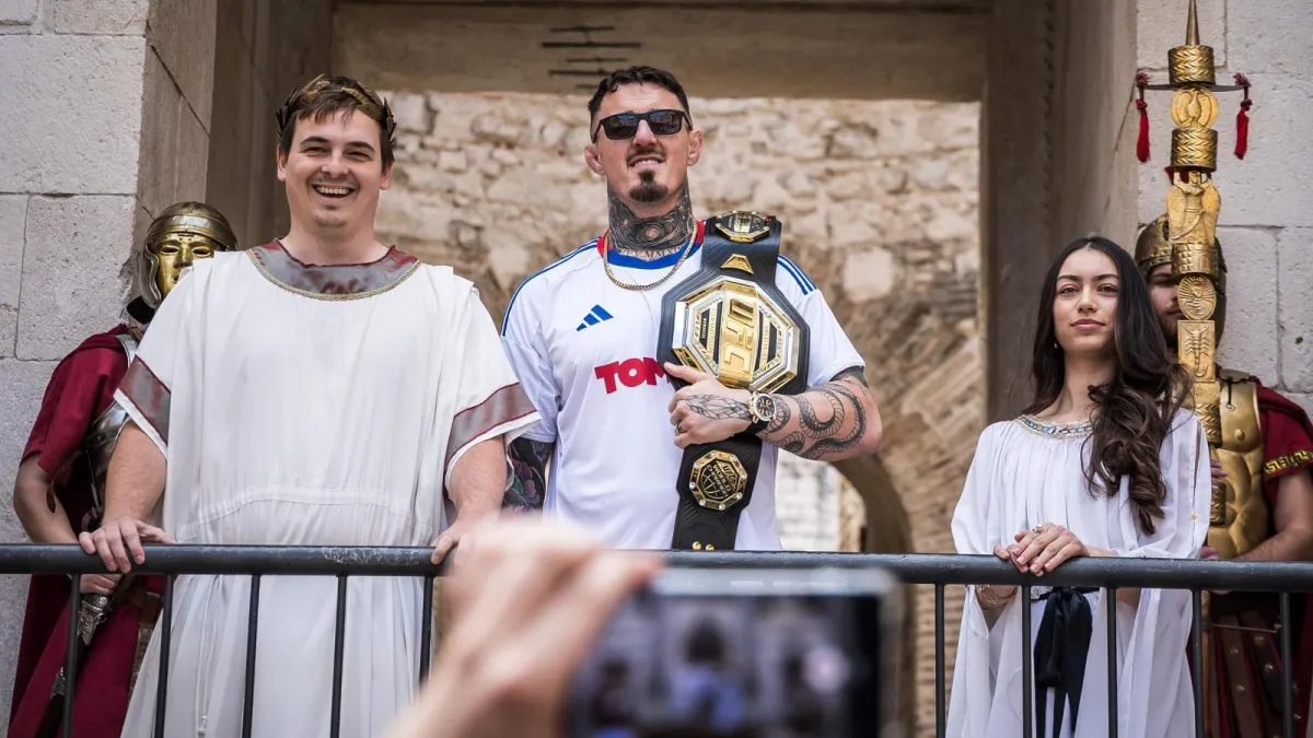 UFC prvak zapalio Split: Aspinall nosio dres Hajduka pa oduševio svojom pojavom na Peristilu