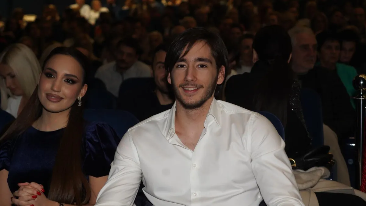 Sin Harisa Džinovića objavio fotografiju sa zagonetnom brinetom, no nije puno otkrivao