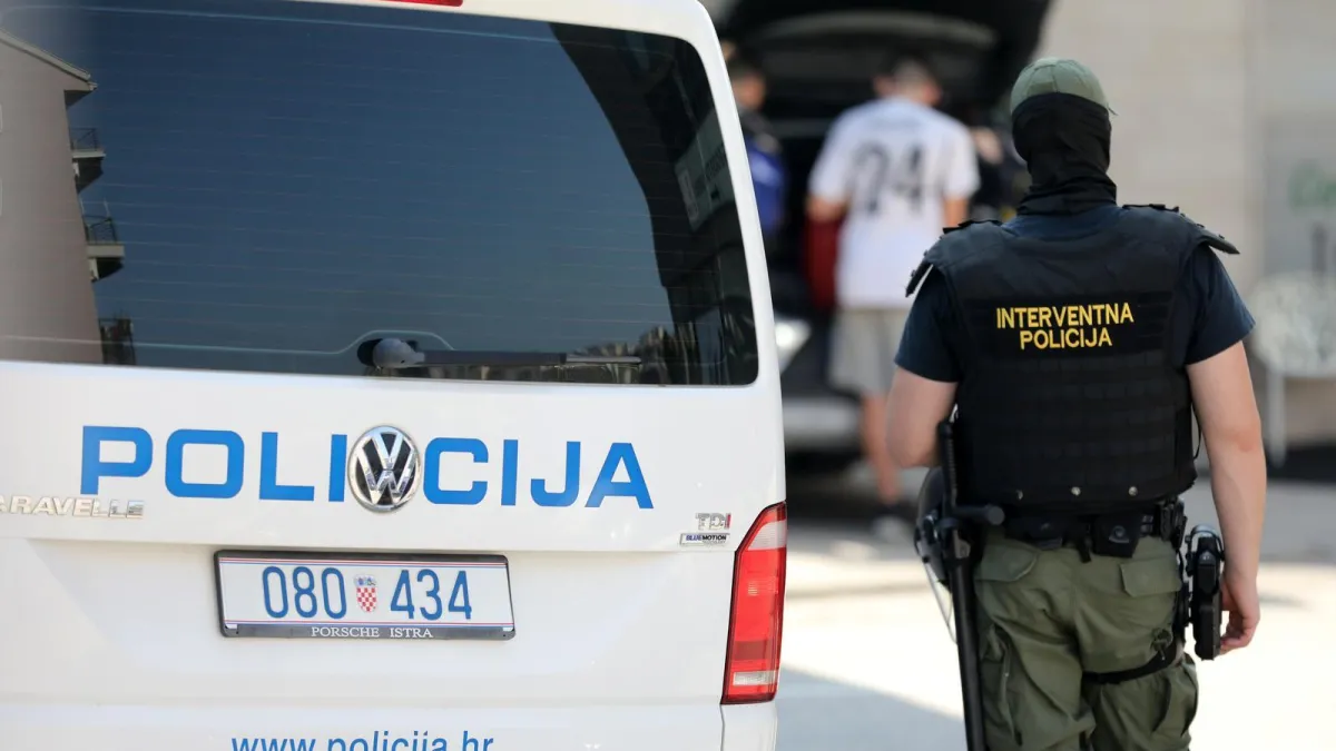 Dojave o bombi u pulskim školama: Evakuirani učenici i profesori