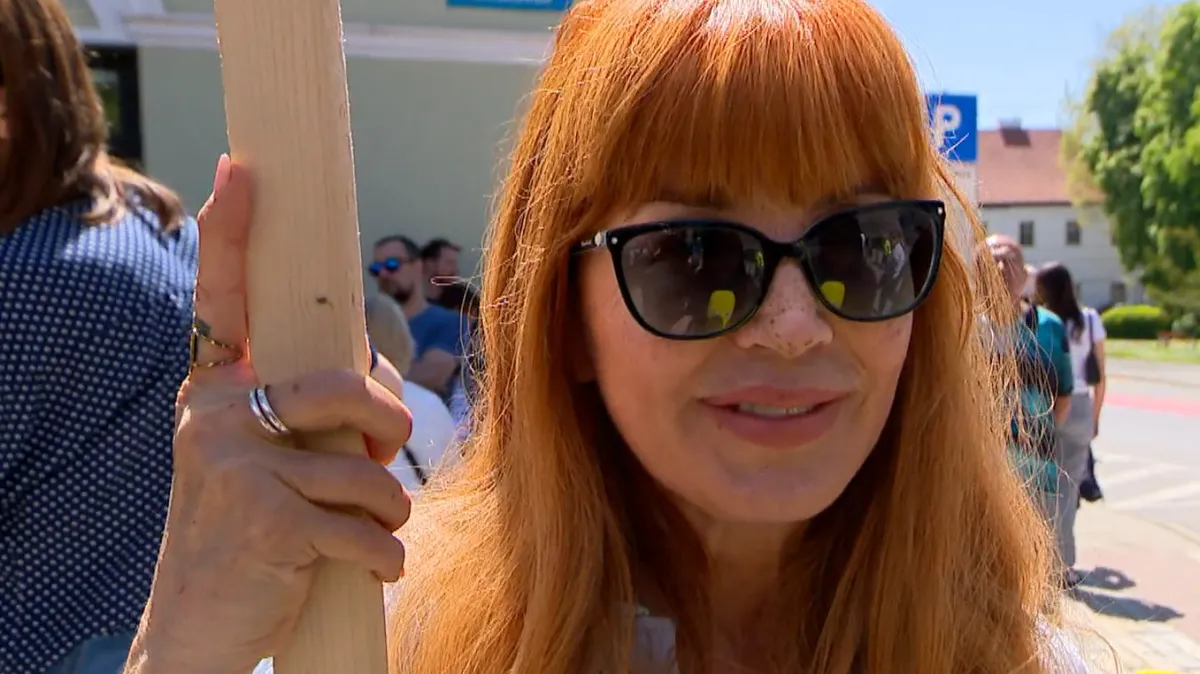 Suprugu Gorana Višnjića rijetko viđamo, u Sisku se pridružila prosvjedu: 'Doznali smo za ovaj užas'