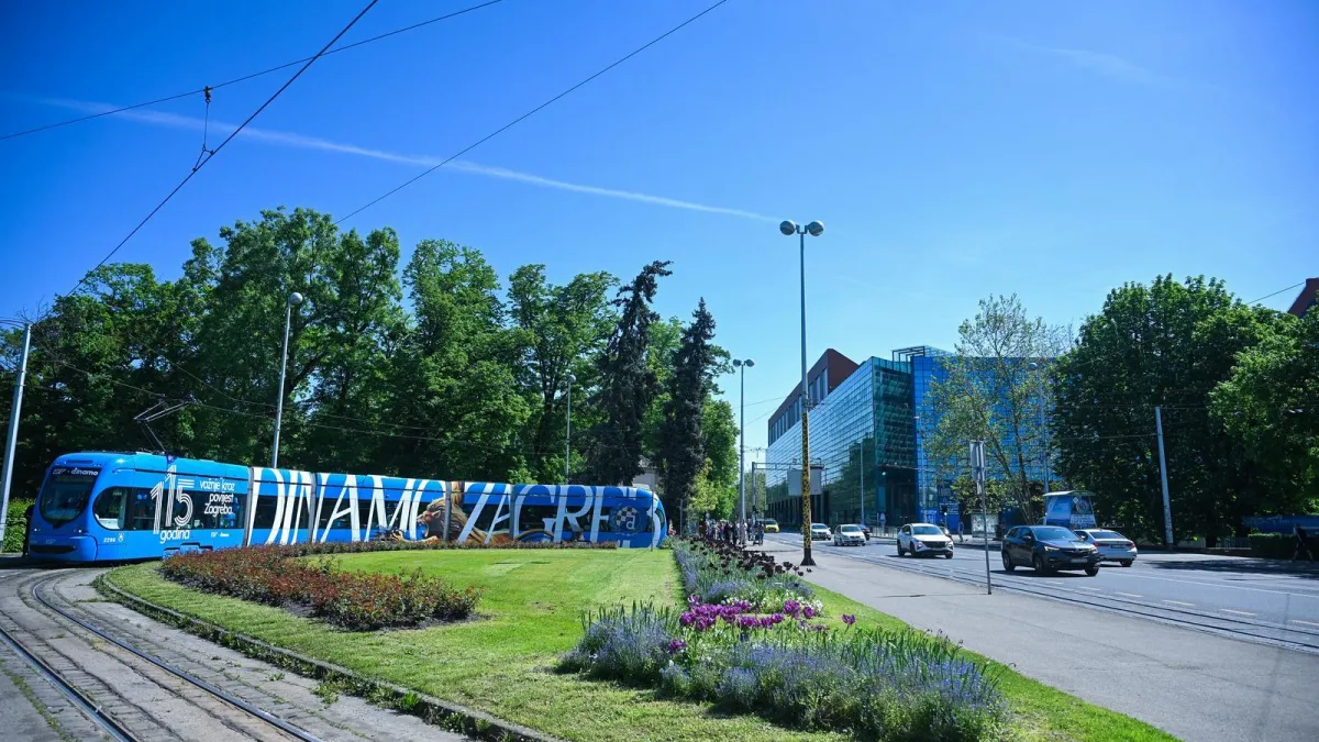 Kako je to probijati se kroz plavi dim? Odgovor zna vozač Dinamovog busa, pogledajte prizore