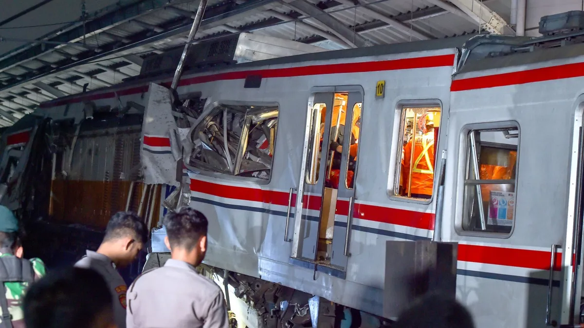 U sudaru vlakova kraj Džakarte dvoje ljudi živo zarobljeno, još traje spašavanje