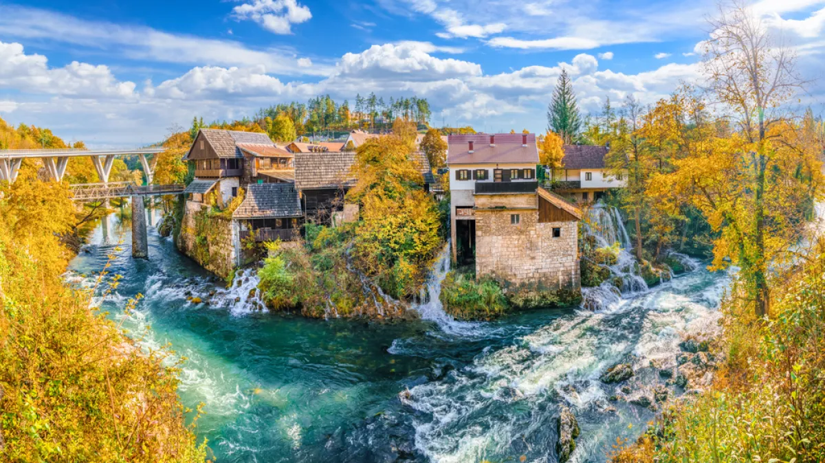 Ovo mjesto zovu 'Male Plitvice': Bajkovito selo na vodi i povijesni grad koji morate posjetiti