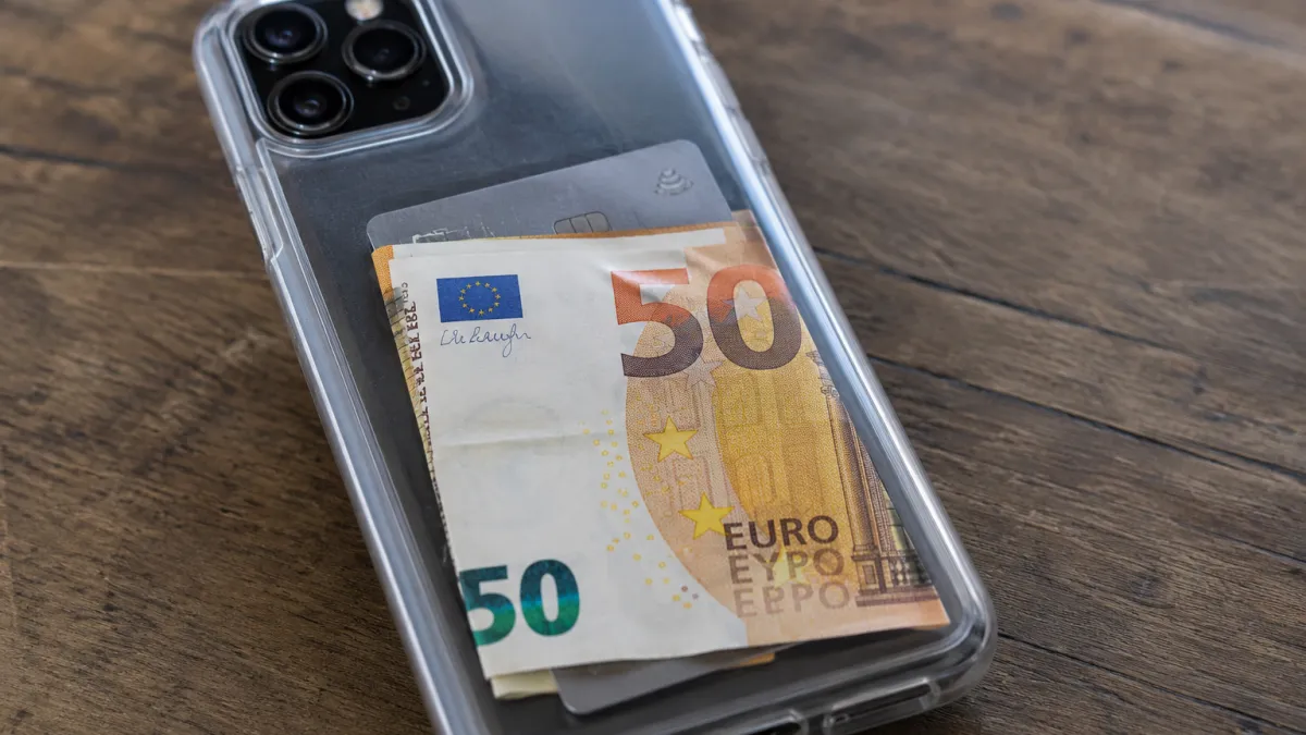 Držite novac u maskici mobitela? Kada saznate što to radi vašim financijama, odmah ćete prestati