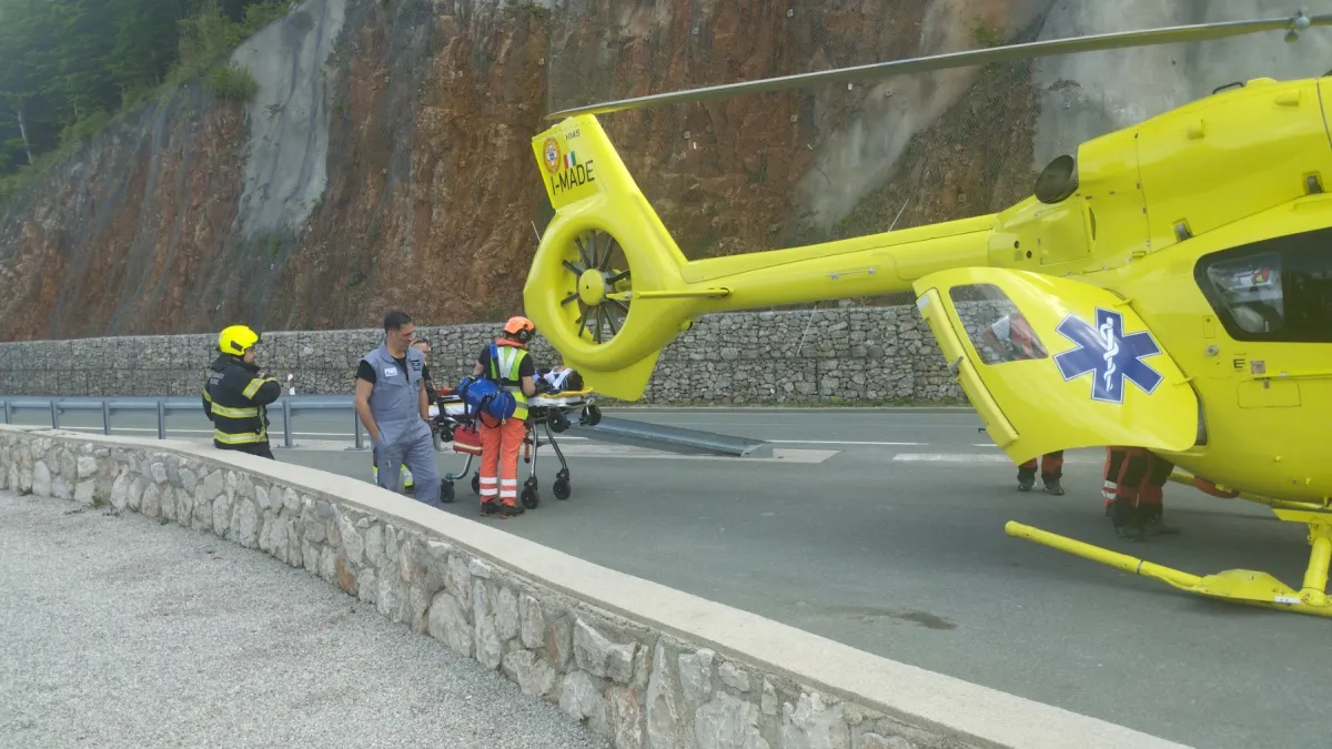 Teška nesreća kod Delnica: Sudarili se motorist i biciklist, dignut helikopter Hitne
