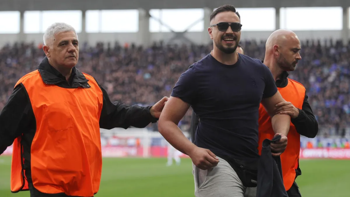 Ovo je lice Boysa koji je utrčao na teren! Pogledajte što je radio nakon što su ga zaštitari 'uhvatili'