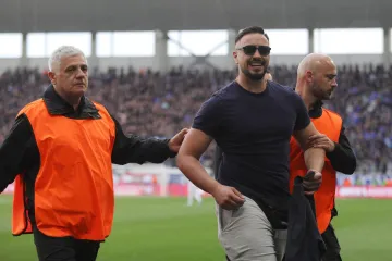 Ovo je lice Boysa koji je utrčao na teren! Pogledajte što je radio nakon što su ga zaštitari 'uhvatili'