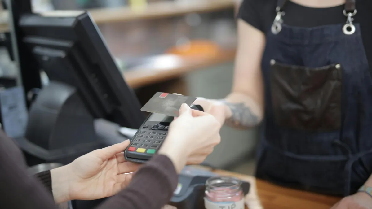 Previše koristite debitnu karticu? Stručnjaci za financije imaju važne savjete
