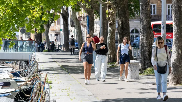 Sezona kratkih hlačica otvorena! Zgodne Riječanke u vrućim kombinacijama preuzele Korzo