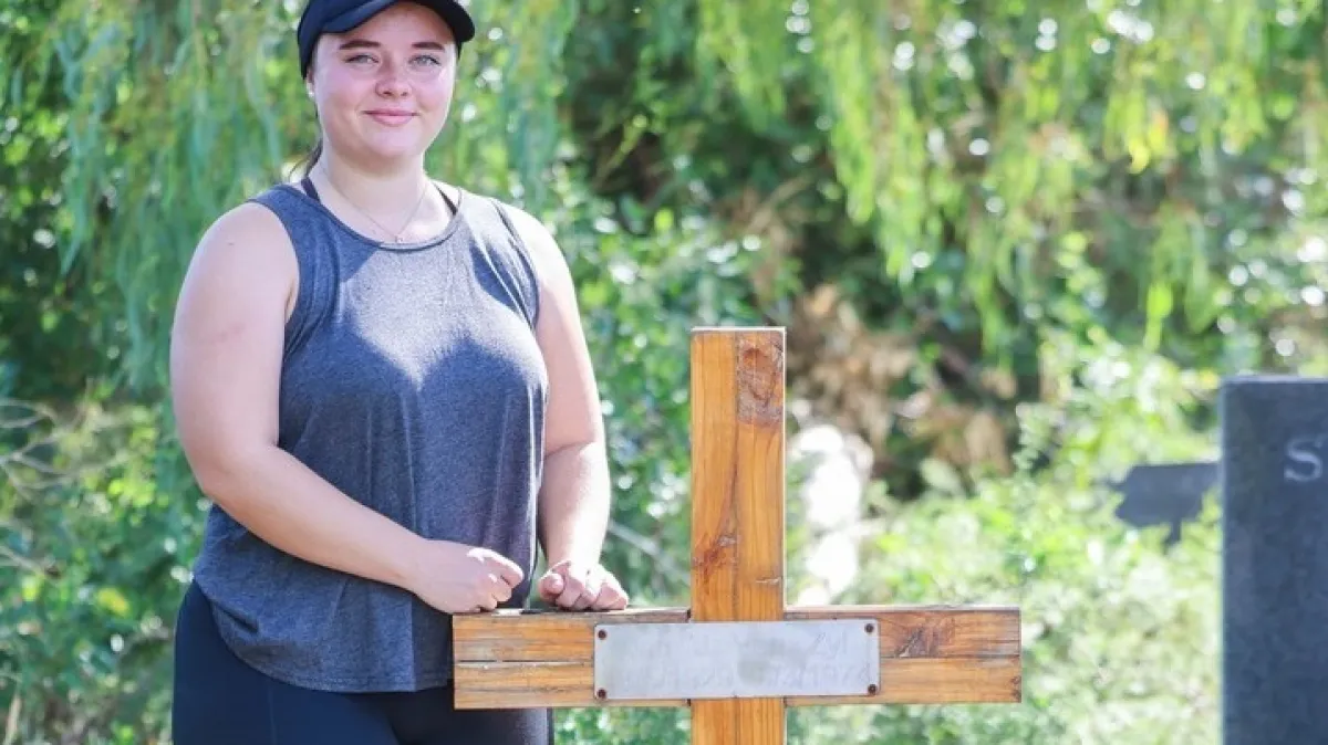 Kako bi skupila za faks, ponudila se da čisti grobove i u kratkom roku našla čudesan broj klijenata