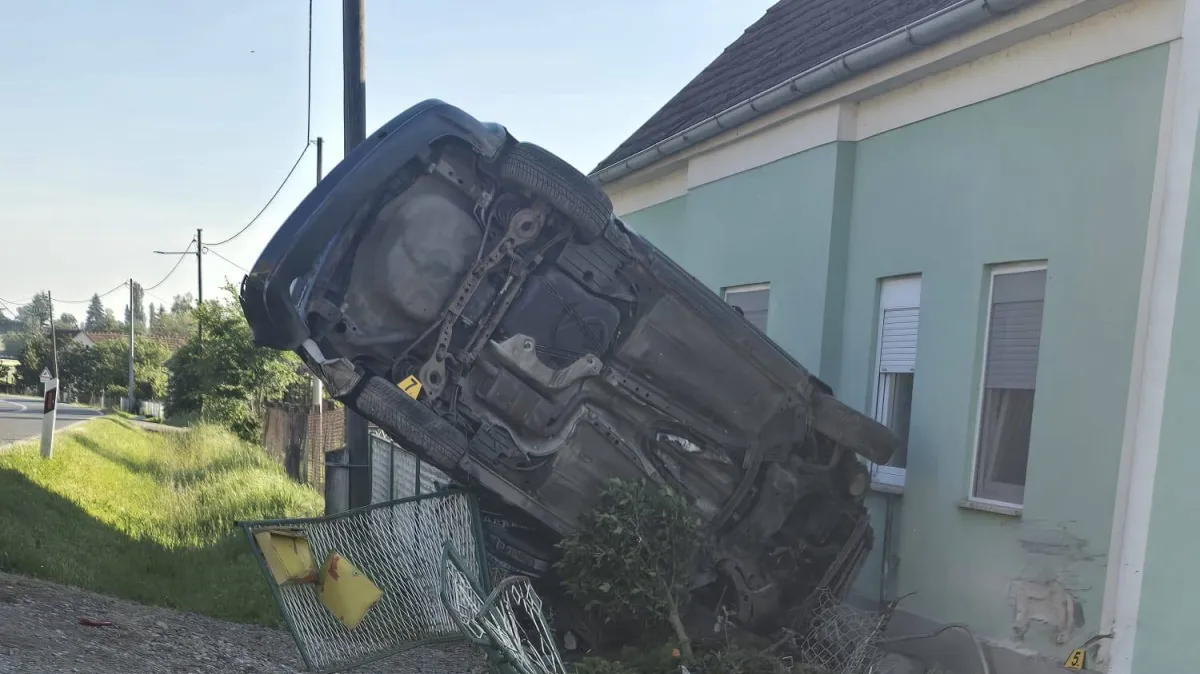 Auto završio u kući! Vatrogasci objavili nevjerojatne fotografije, vozač sam izašao?!