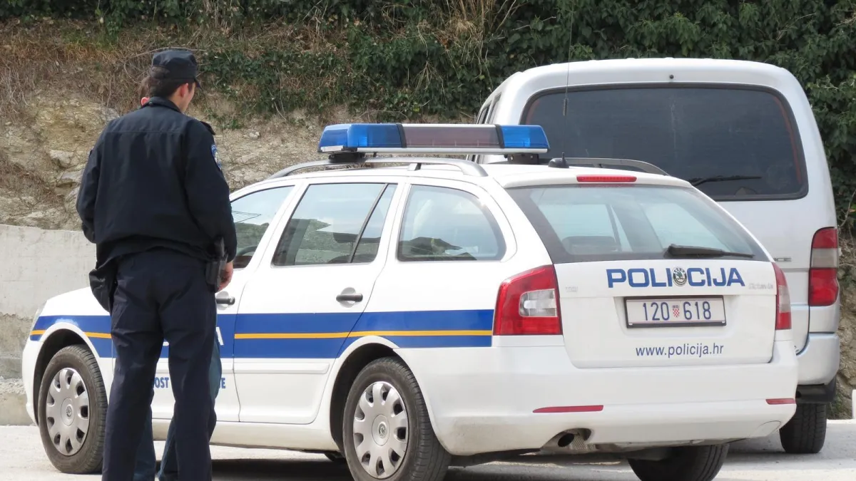 Pijan divljao po kafiću, razbio čašu o vlastitu glavu pa krvav bježao od policije