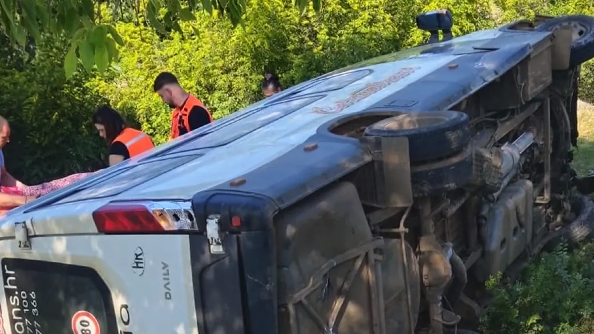 Doznajemo stanje djevojčica iz minibusa koji je sletio s ceste: Uzrok nesreće se još utvrđuje