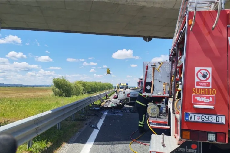 Četiri osobe poginule u te&scaron;kom sudaru na obilaznici, jedna prevezena u bolnici