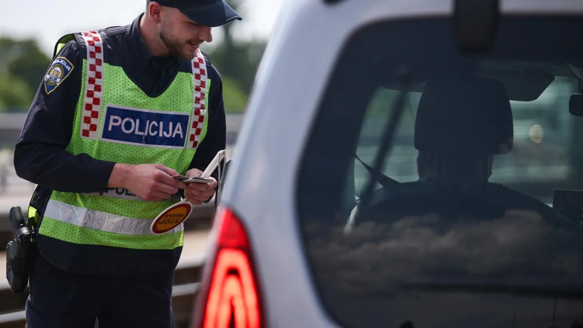Vozio pijan, drogiran, bez prava na vožnju, a nije