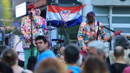 Centar Zagreba gorio je od energije: Ovako je izgledao koncert grupe Let 3 na Europskom trgu