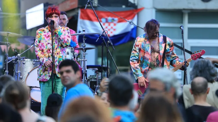 Centar Zagreba gorio je od energije: Ovako je izgledao koncert grupe Let 3 na Europskom trgu