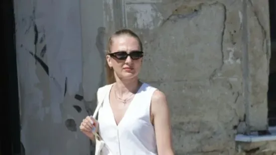 Visoki prorez, uska suknja i vitke noge: Dama u bijelom mamila poglede u sredi&scaron;tu Čakovca
