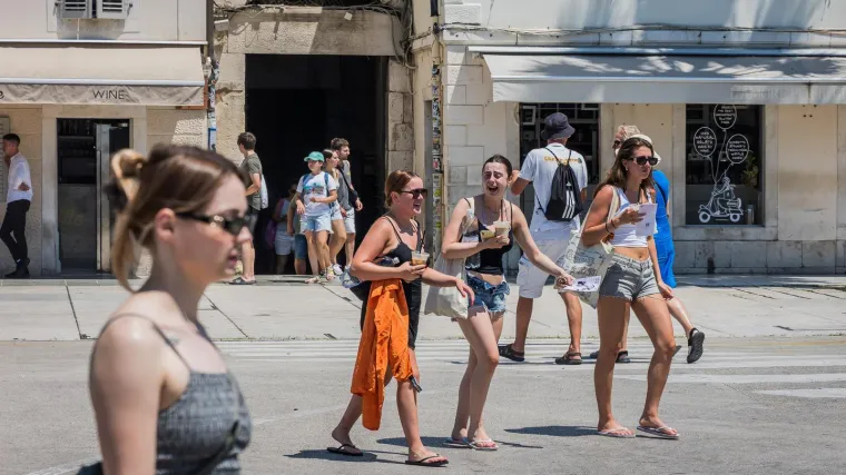 Paklene vrućine, a plaže se pune: Pogledajte kako je izgledao prvi dan ljeta diljem Hrvatske