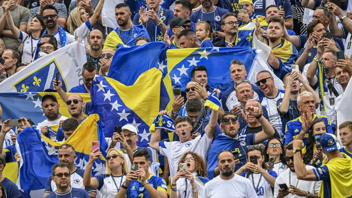 Sa srpskom zastavom došao među navijače BiH: Nije dobro prošao