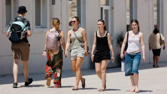 Vrućine kao da ih ne smetaju: Zgodne djevojke u kratkim hlačicama pro&scaron;etale užarenim Zadrom