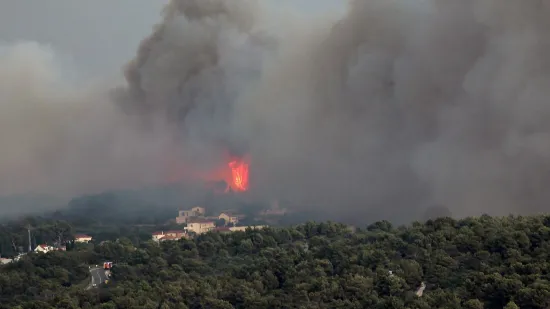 Buktinja na Čiovu nakon udara groma: Pogledajte prizore, &scaron;ire se oblaci dima