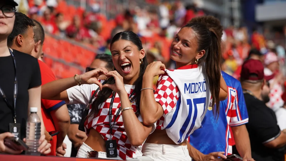 Hrvatske navijačice dovele atmosferu do usijanja, outfit Ivane Knoll ostavio bez daha