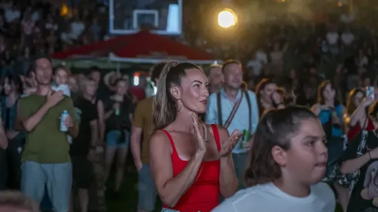 Crveni top, mini suknja i visoki rep: Na festivalu u &Scaron;ancu svima je za oko zapela jedna plavu&scaron;a