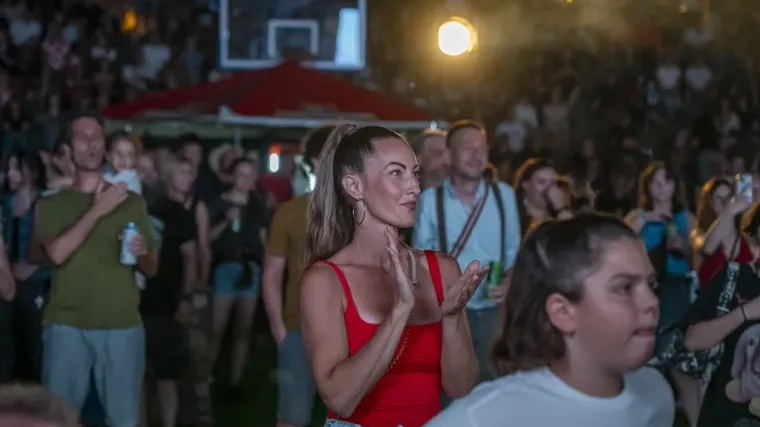 Crveni top, mini suknja i visoki rep: Na festivalu u &Scaron;ancu svima je za oko zapela jedna plavu&scaron;a