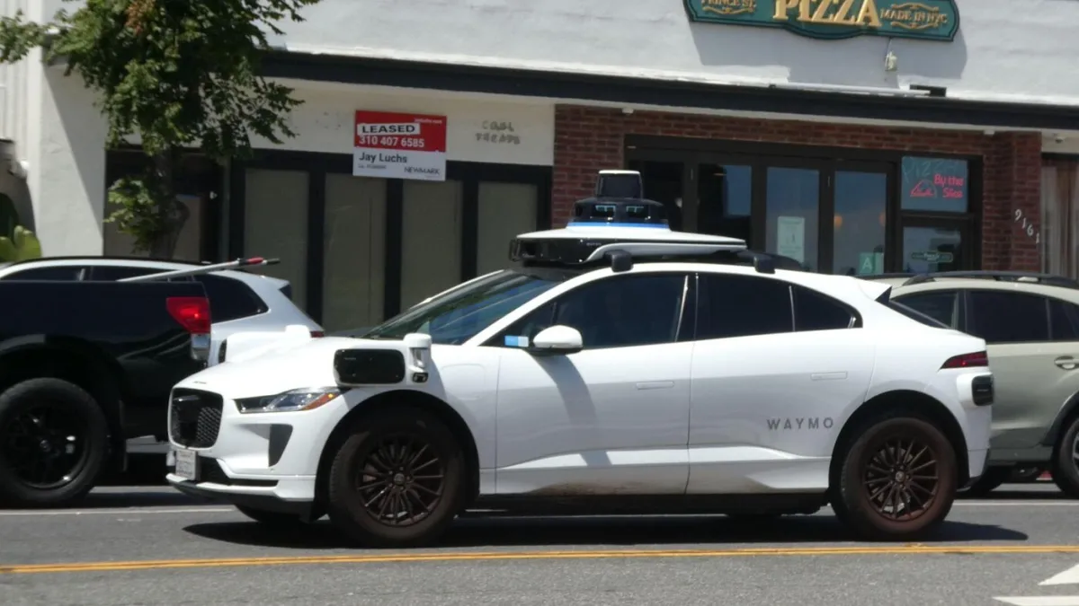 Pijani tinejdžeri krenuli u ludu vožnju, a robotaksi ih izdao: Završili ravno u rukama policije